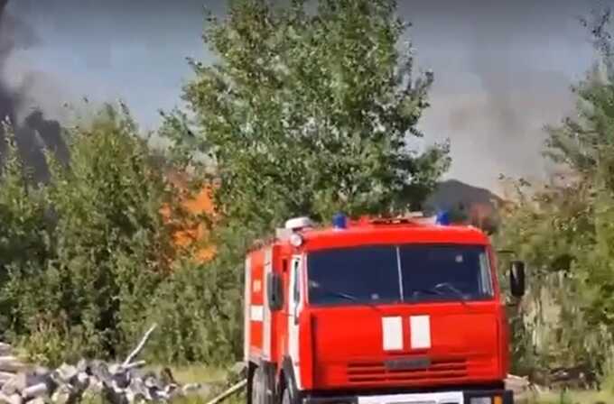 Сильный пожар бушует в Чеховском районе