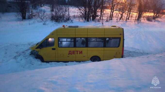 В Удмуртии школьный автобус столкнулся с автомобилем: есть пострадавшие